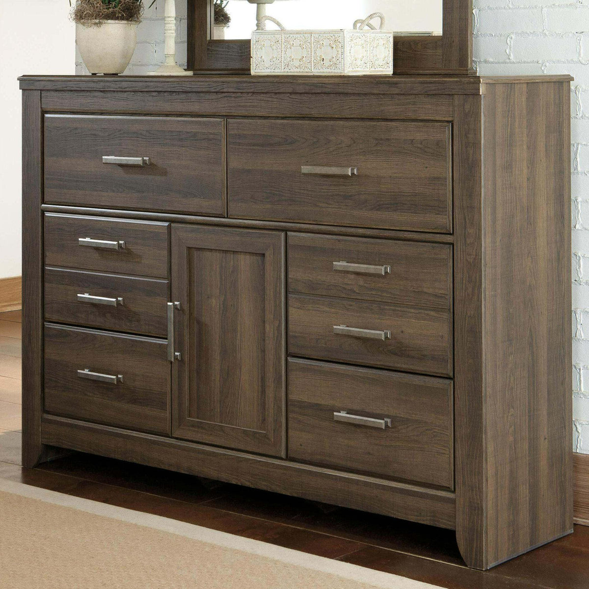 Juararo Dresser