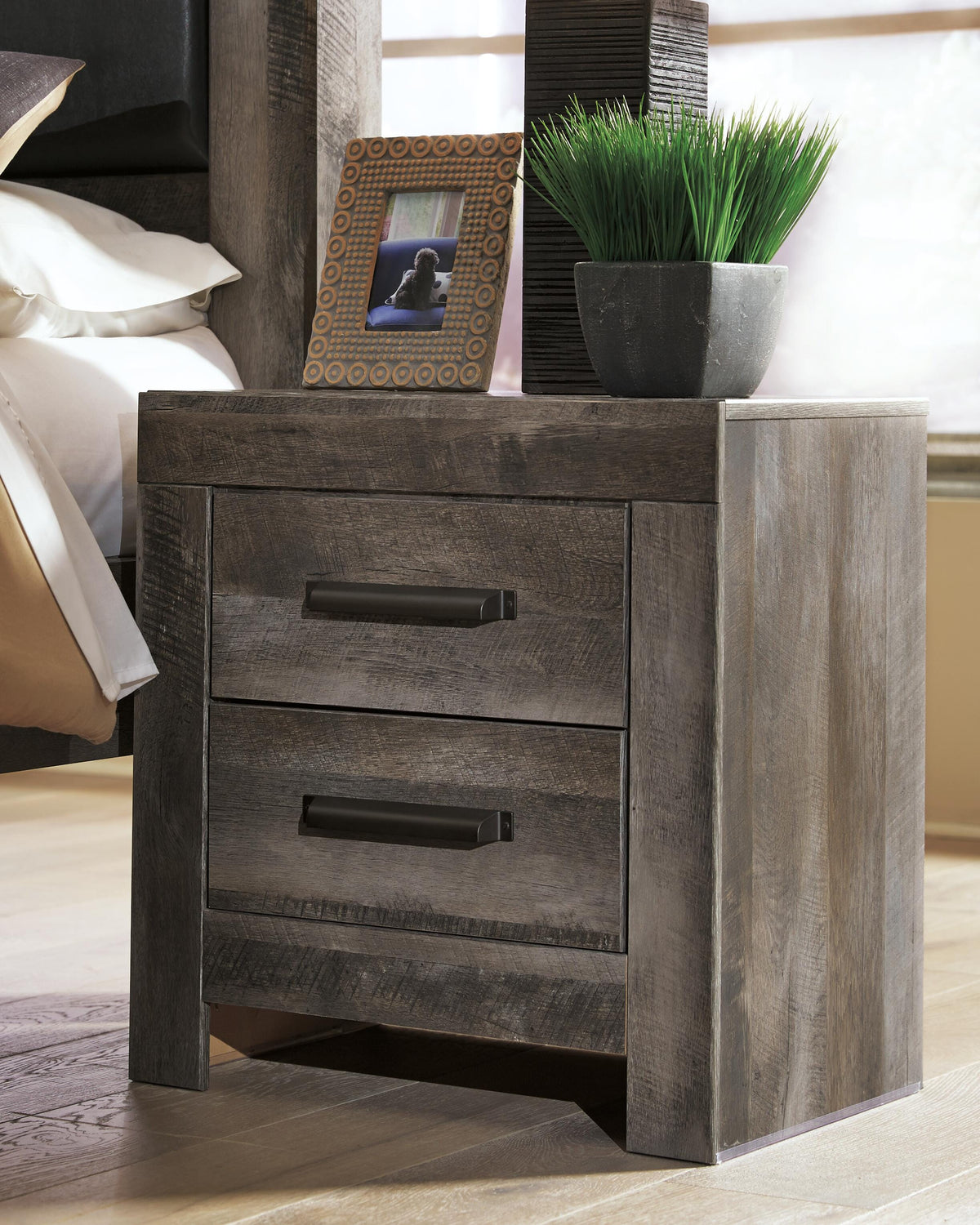Wynnlow Queen Crossbuck Panel Bed, Chest and Nightstand