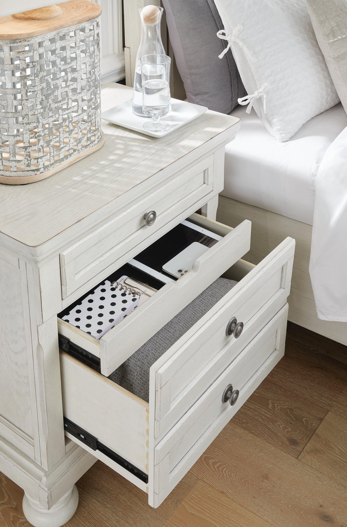 Robbinsdale Queen Panel Bed, Dresser, Chest and 2 Nightstands
