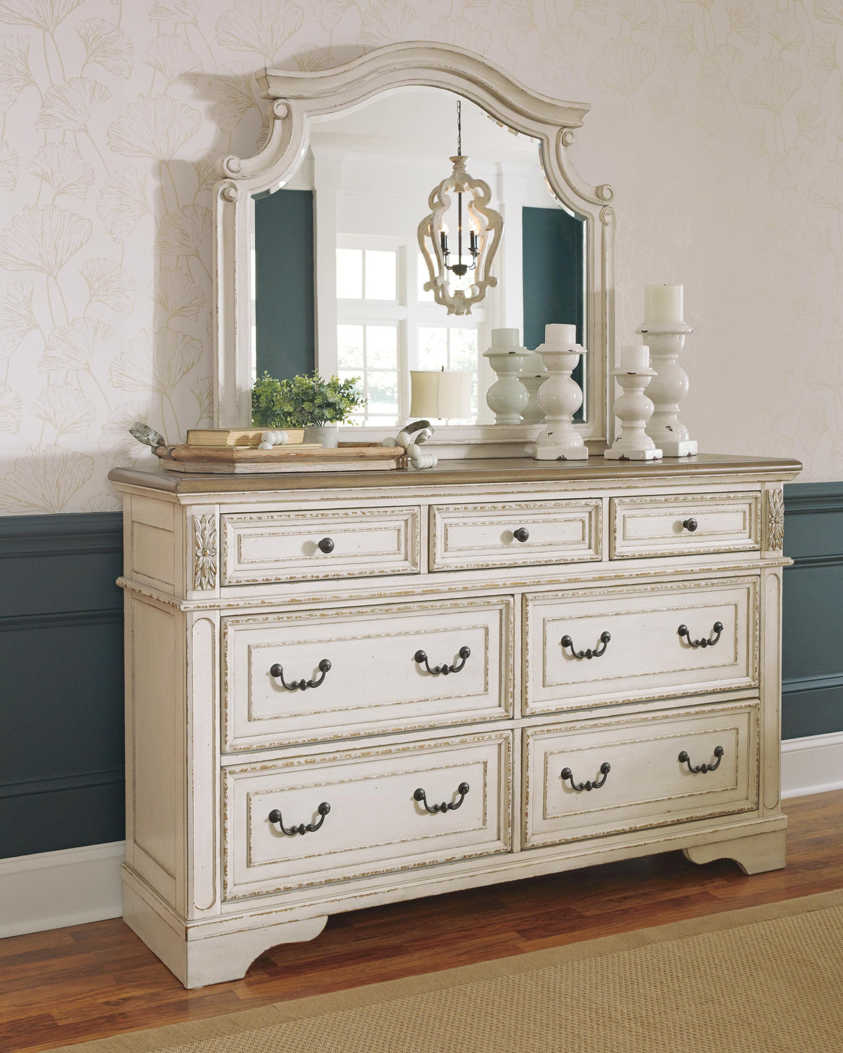 Realyn King Upholstered Sleigh Bed, Dresser, Mirror and 2 Nightstands