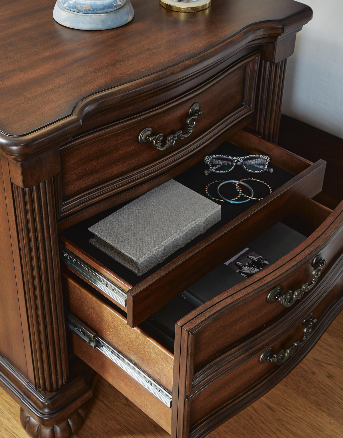 Lavinton Queen Poster Bed, Dresser, Mirror, Chest and 2 Nightstands
