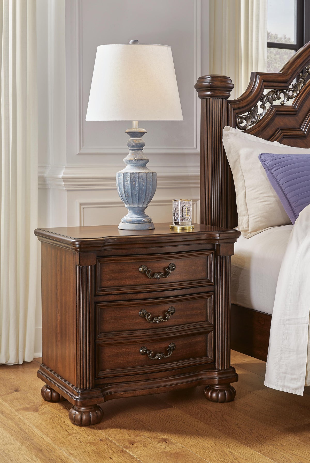 Lavinton Queen Poster Bed, Dresser, Mirror, Chest and 2 Nightstands