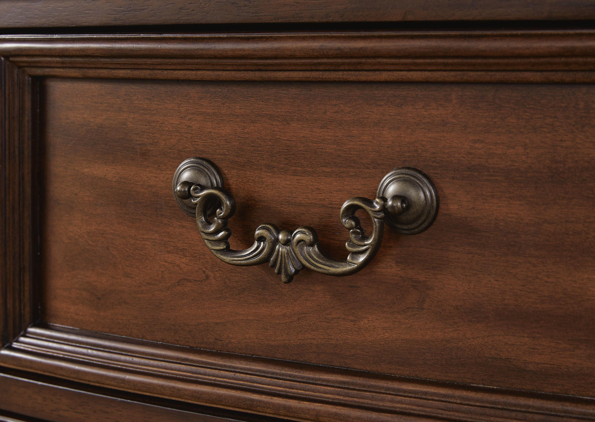 Lavinton King Poster Bed, 2 Chests and Nightstand