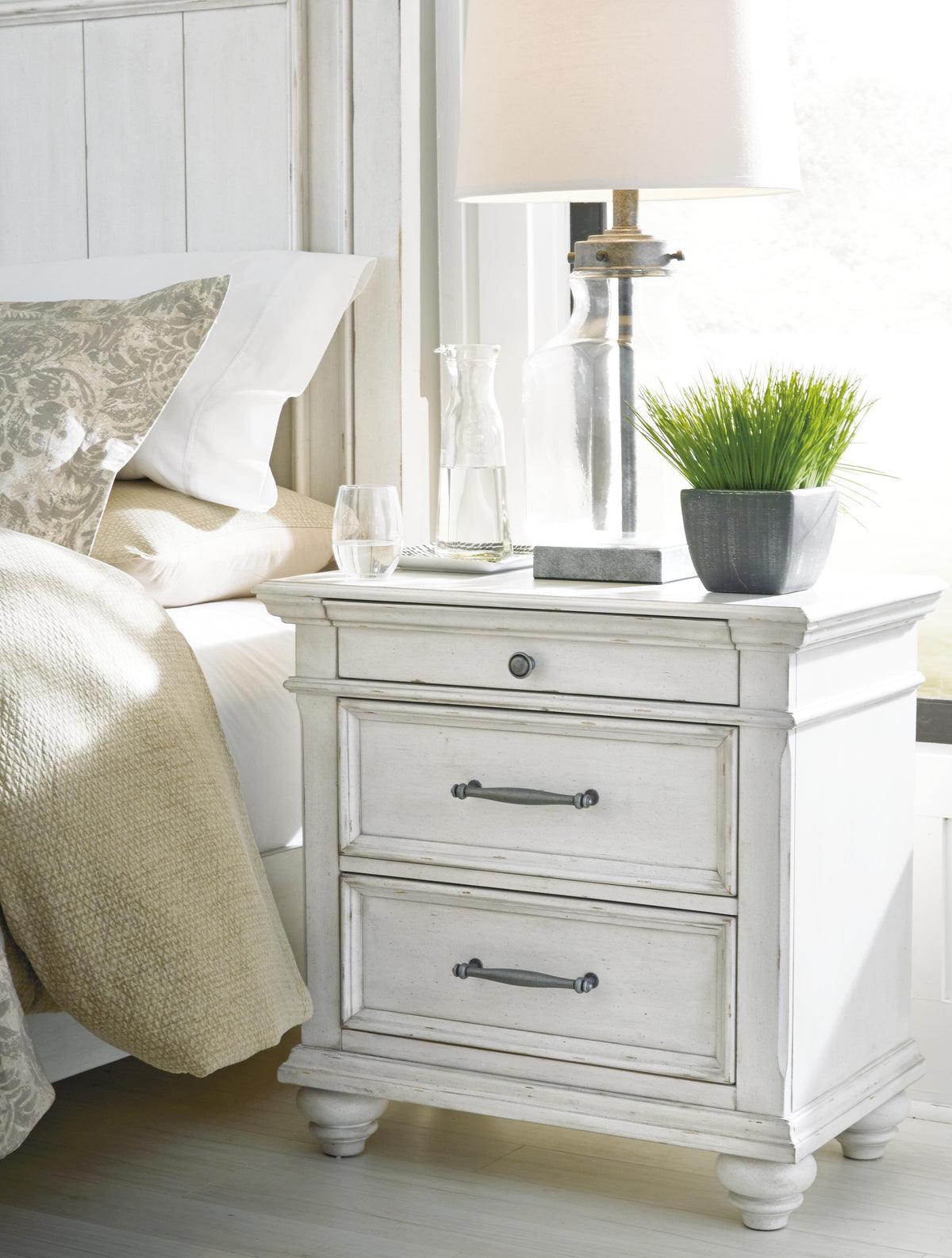 Kanwyn King Panel Bed, Dresser, Mirror and 2 Nightstands